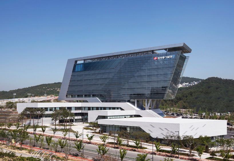 samoo-architects-engineers-korea-east-west-power-headquarters-designboom-01.jpg